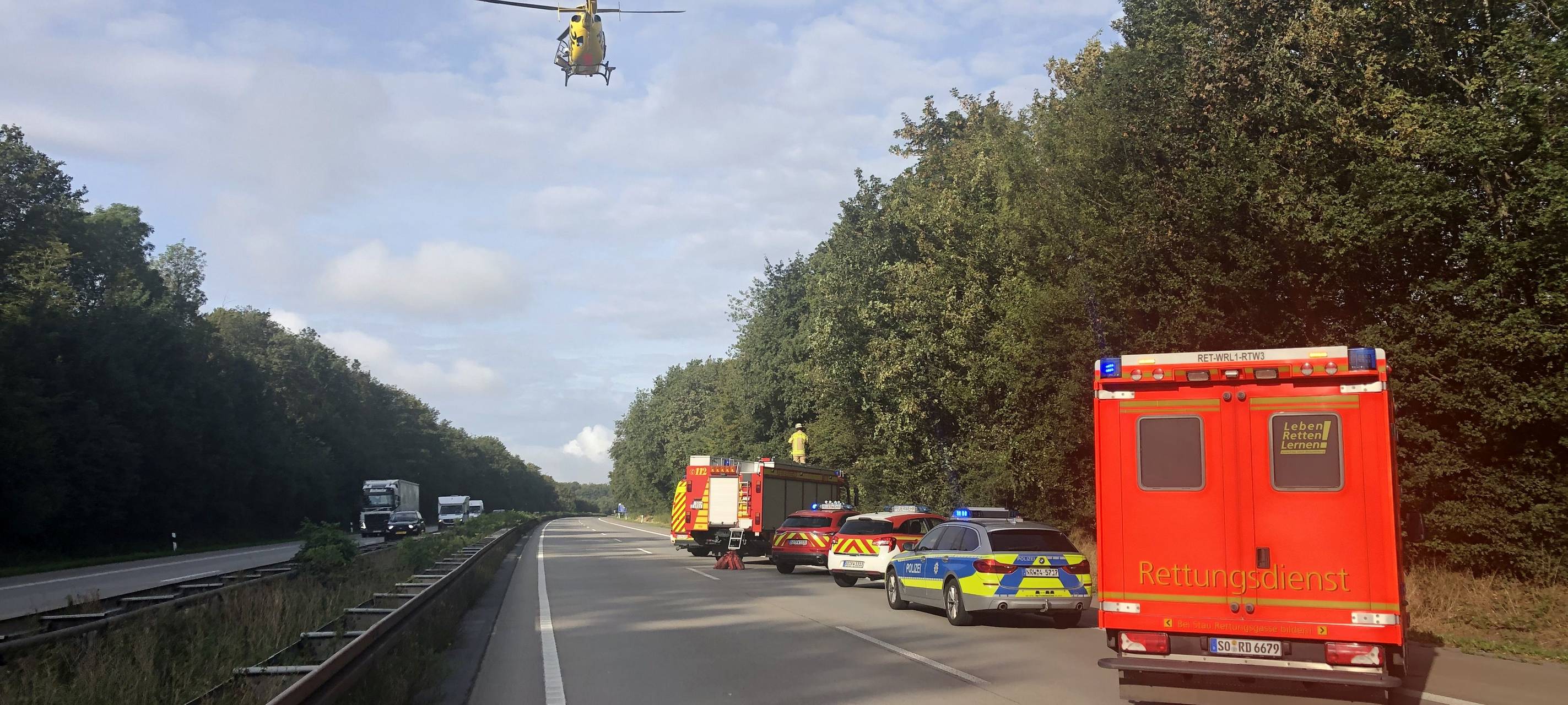 A44: Schwerer Unfall legt Verkehr lahm