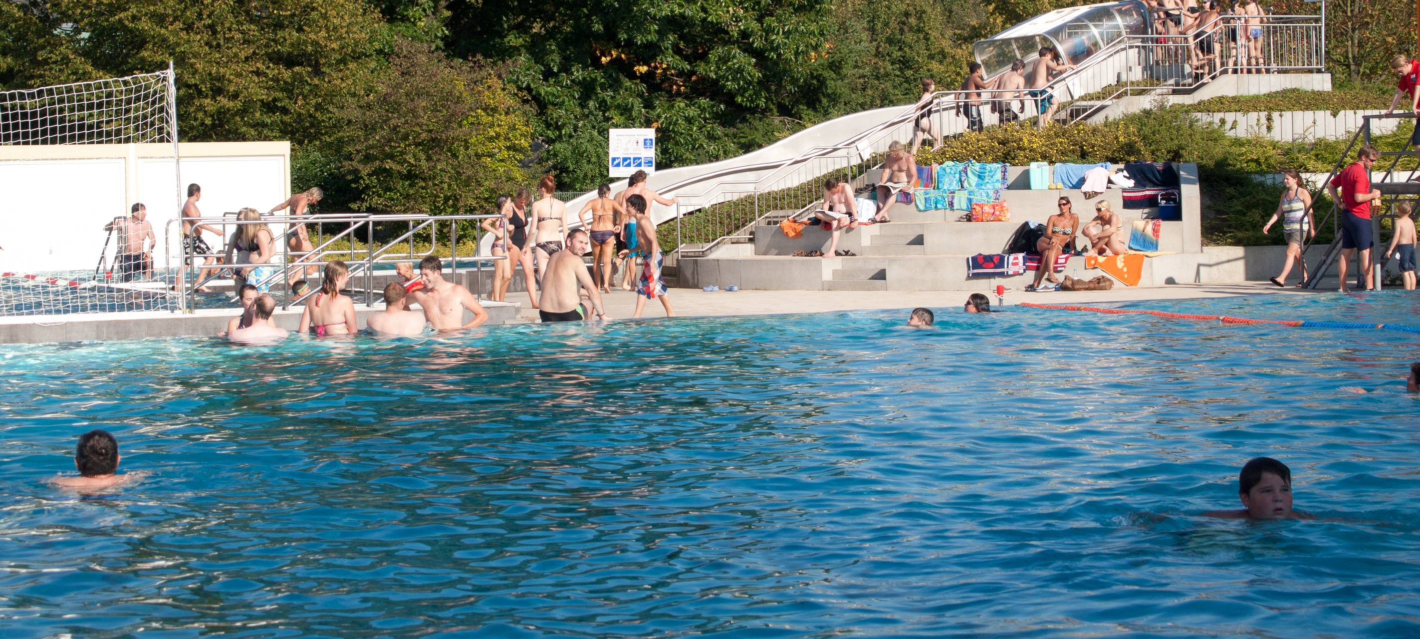 Ab wann dürfen Kinder alleine ins Freibad?