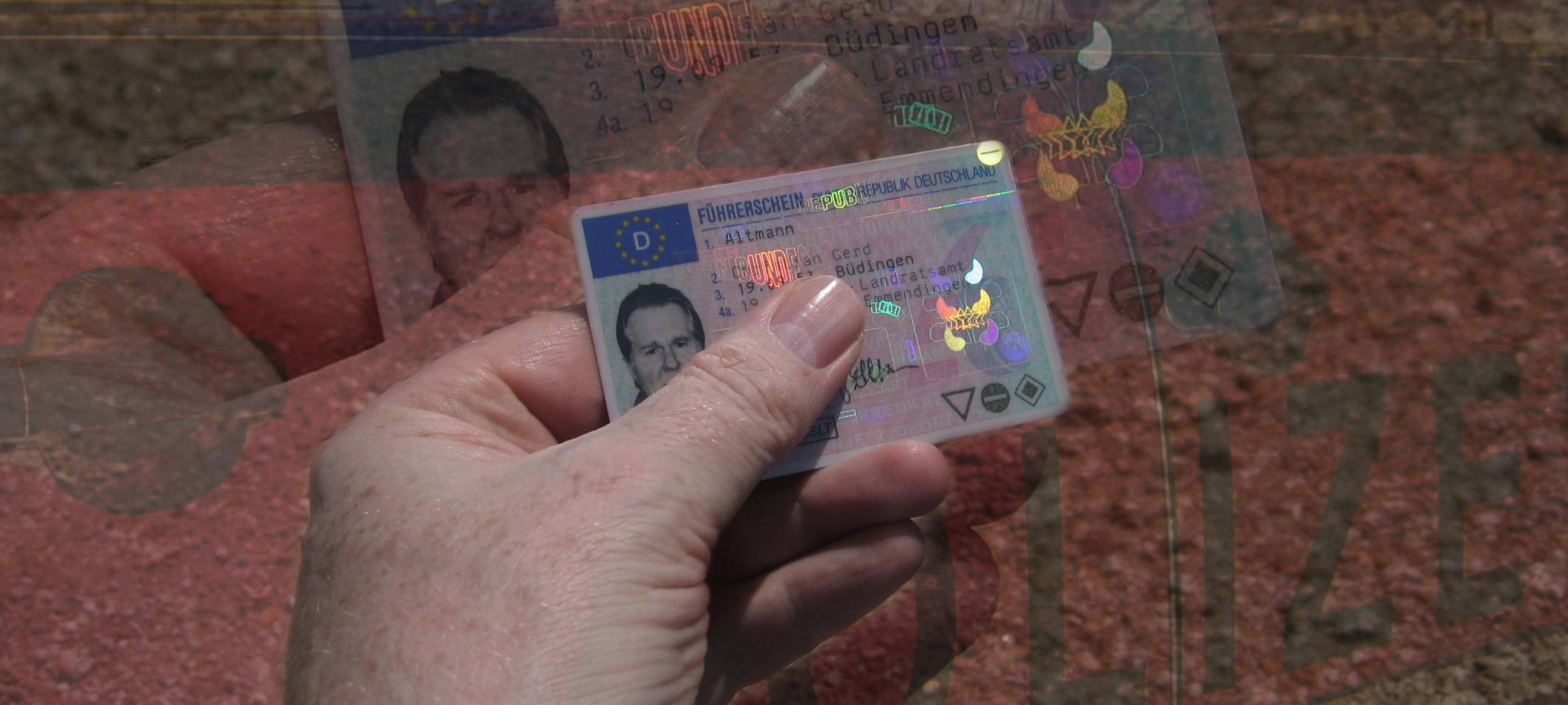 Ein Führerschein, der in der Hand gehalten wird.