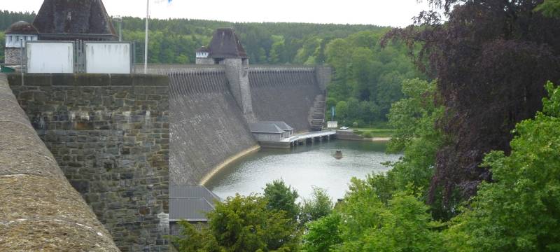 Möhnesee: Ausgleichsweiher unter der Staumauer wird geleert