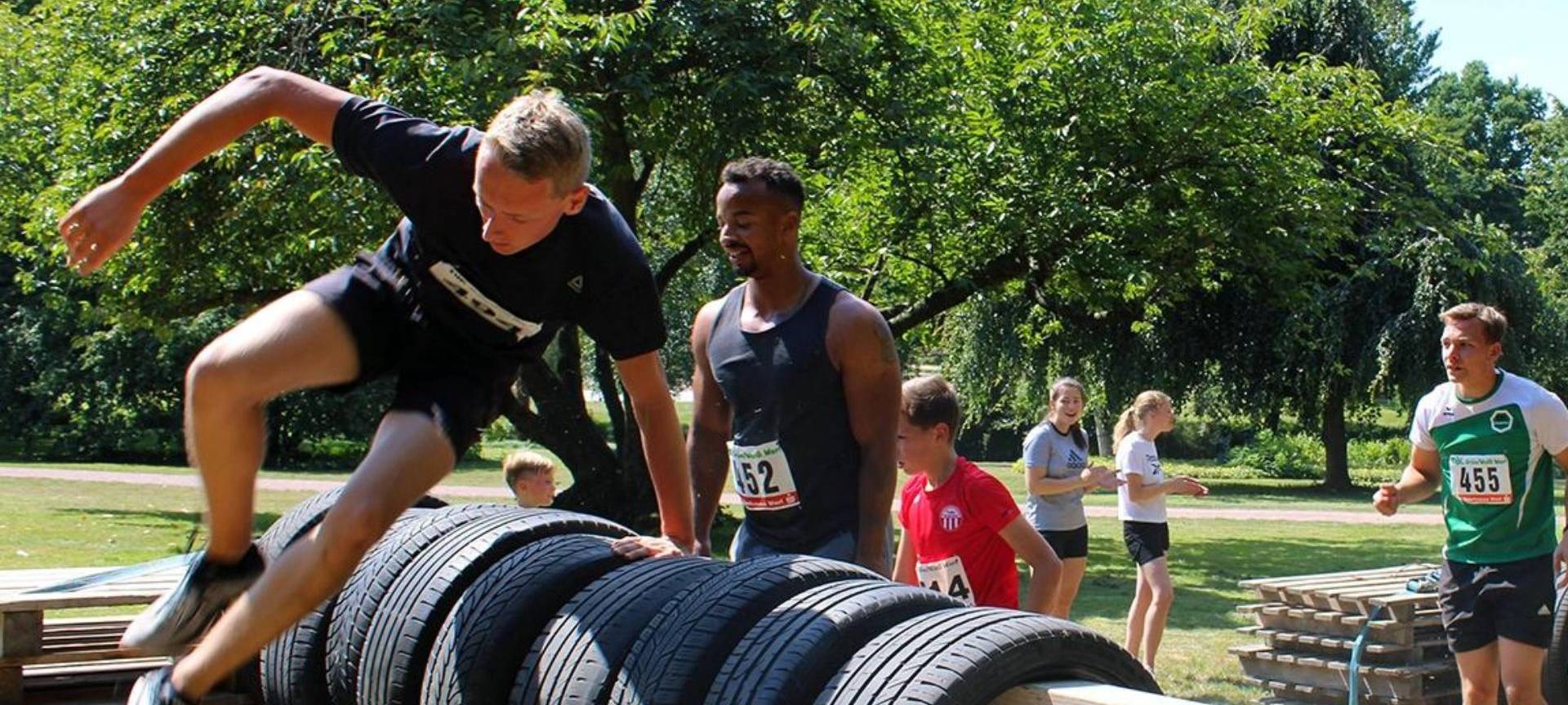 Über Hindernisse beim Werler Kurpark-Crosslauf
