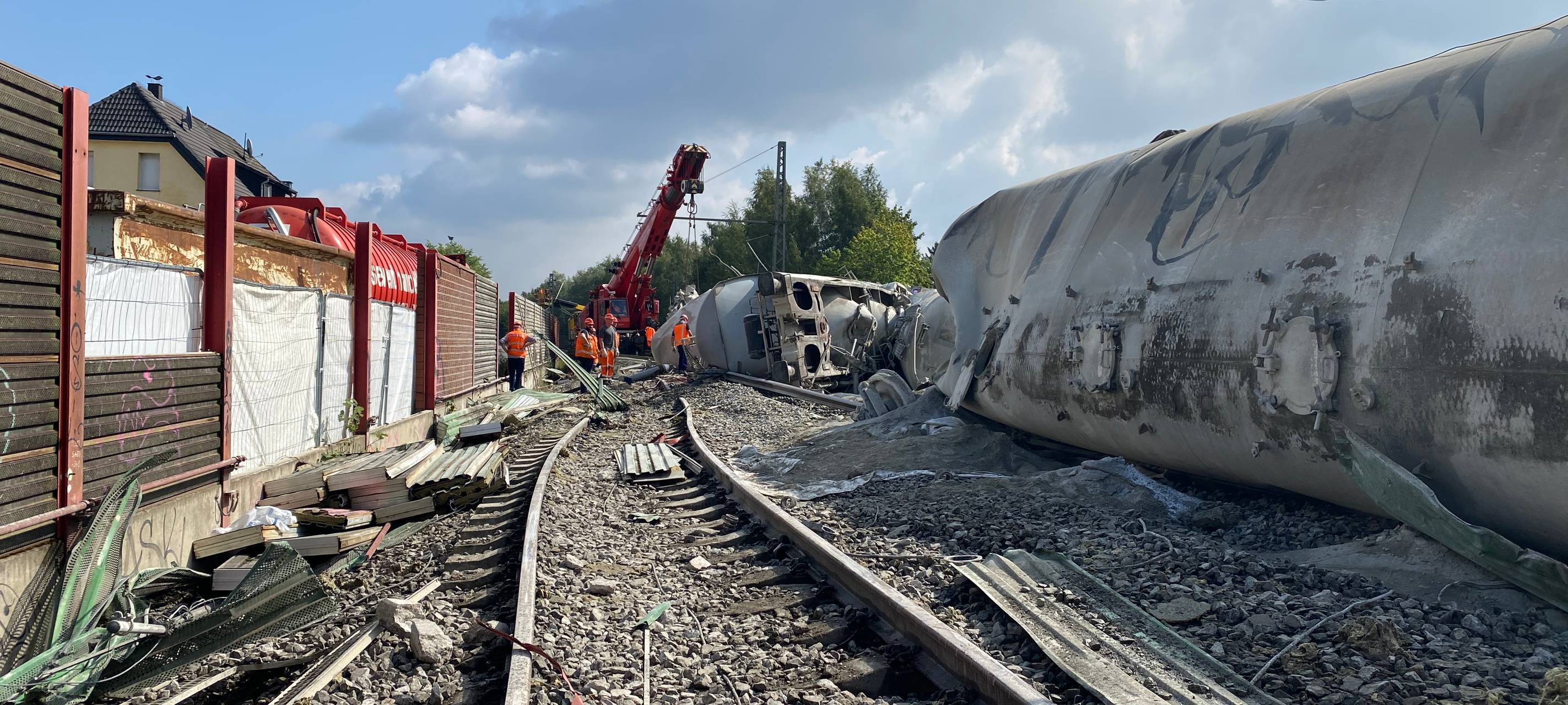 In Geseke laufen die Aufräumarbeiten nach dem tragischen Zugunglück.