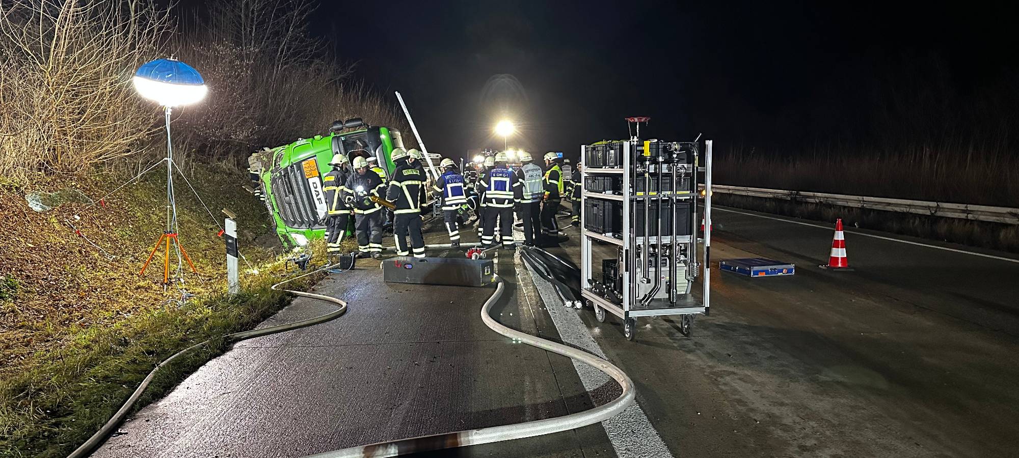 Tanklaster verunfallt auf A44 bei Soest.