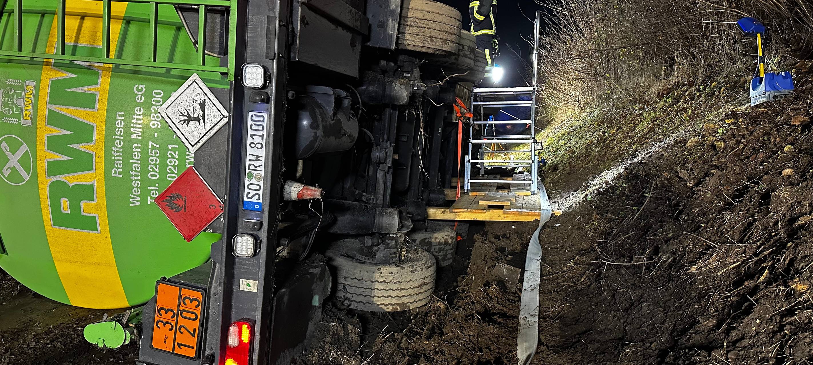 Tanklaster verunfallt auf A44 bei Soest.