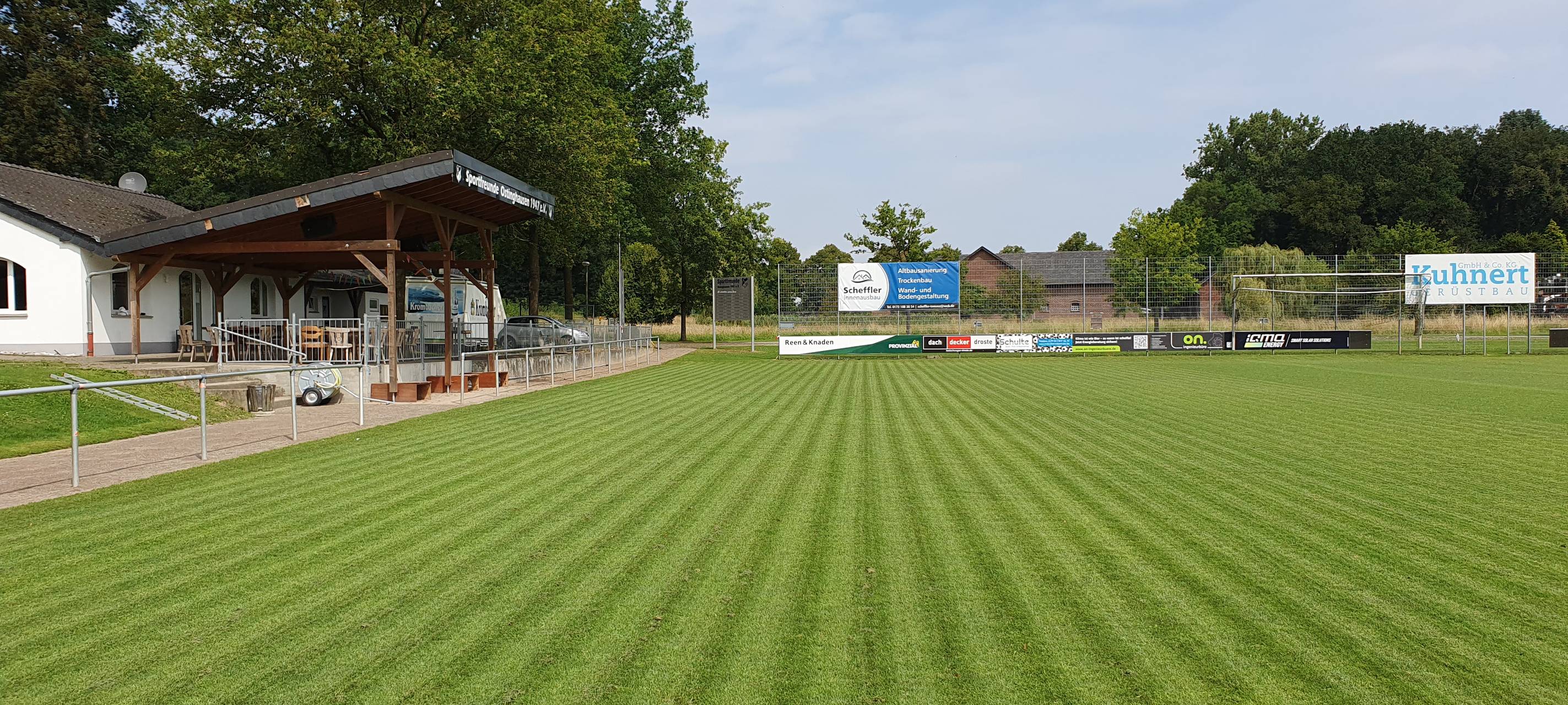 Der Platz der Sportfreunde Ostinghausen vor dem Westfalenpokalspiel gegen den SC Wiedenbrück im August 2024.