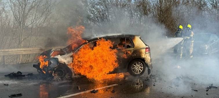 Unfall A 445: Auto geht in Flammen auf