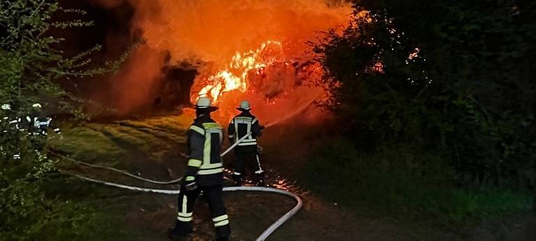 Brand in Lippetal: 200 Strohballen in Lippborg in Flammen