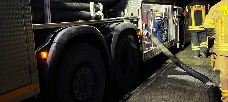 Brand in Lippetal: 200 Strohballen in Lippborg in Flammen