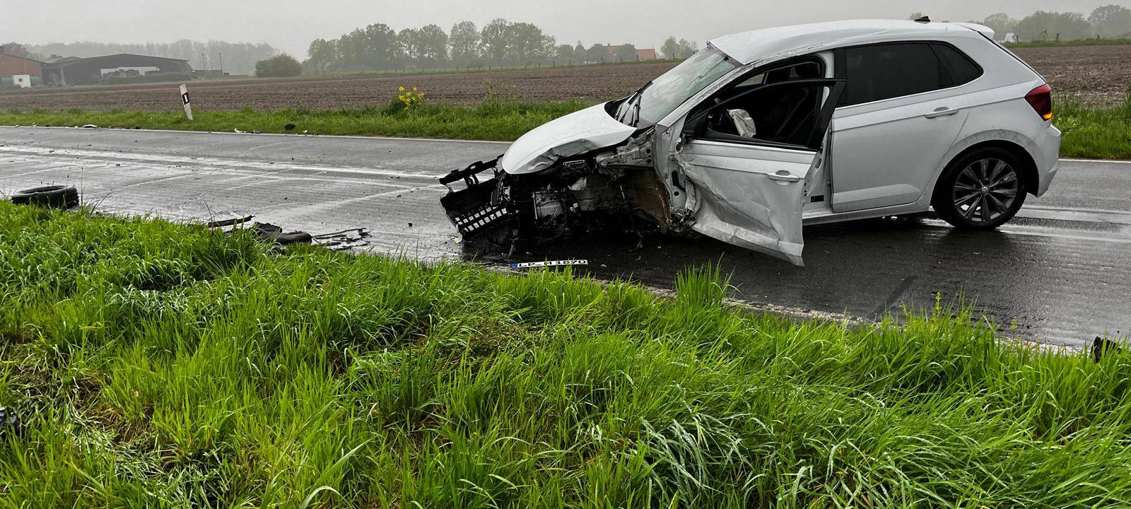 Beschädigtes Auto nach Unfall zwischen Lippetal-Herzfeld und Lippstadt.
