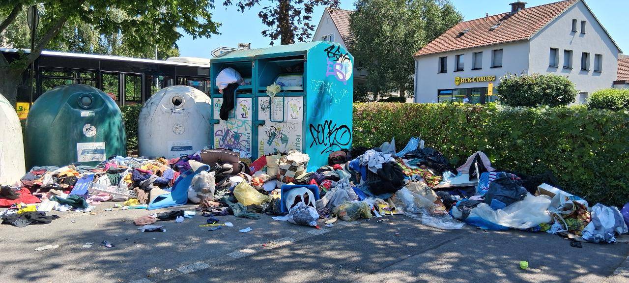 Zu viel Müll daneben: Werl schließt Kleidercontainer