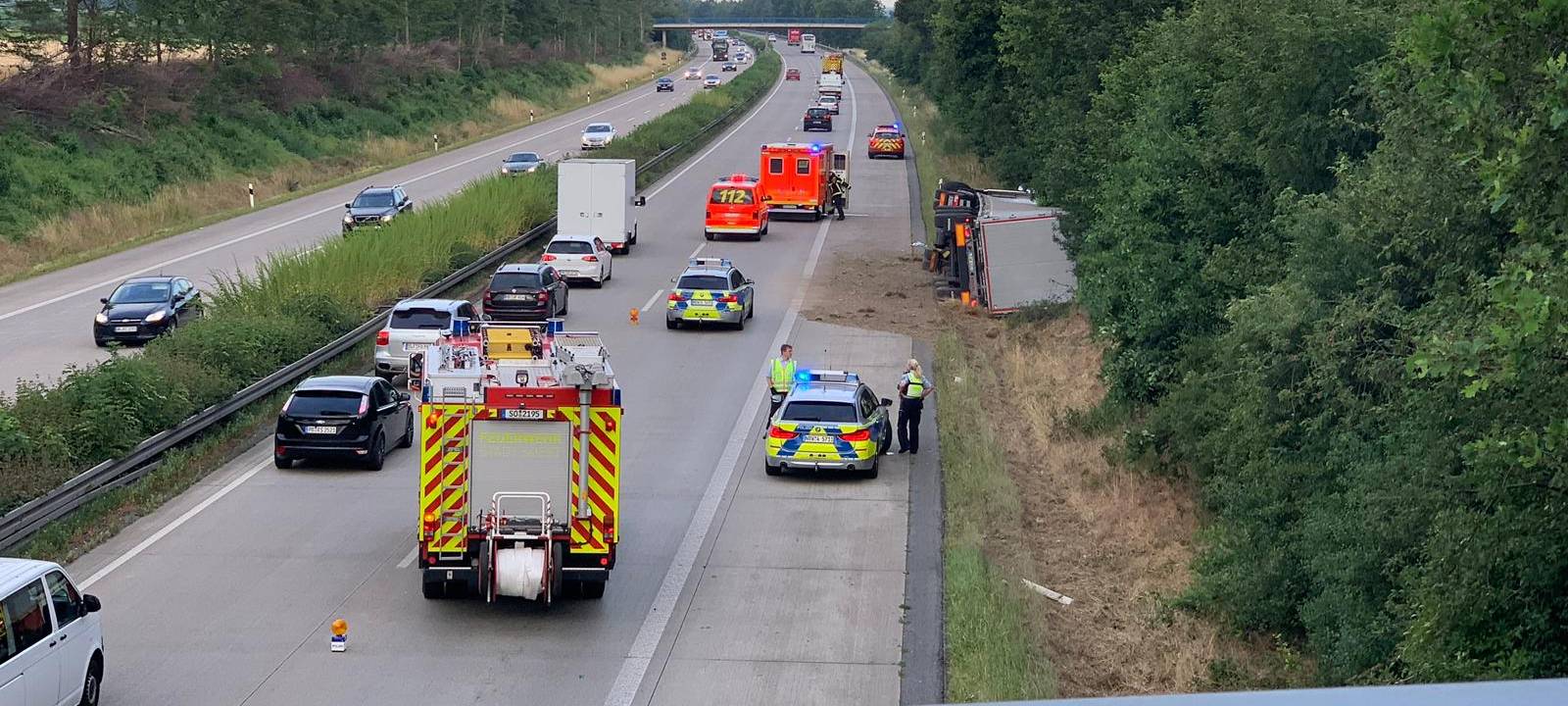 Der umgefallene LKW auf der A44.