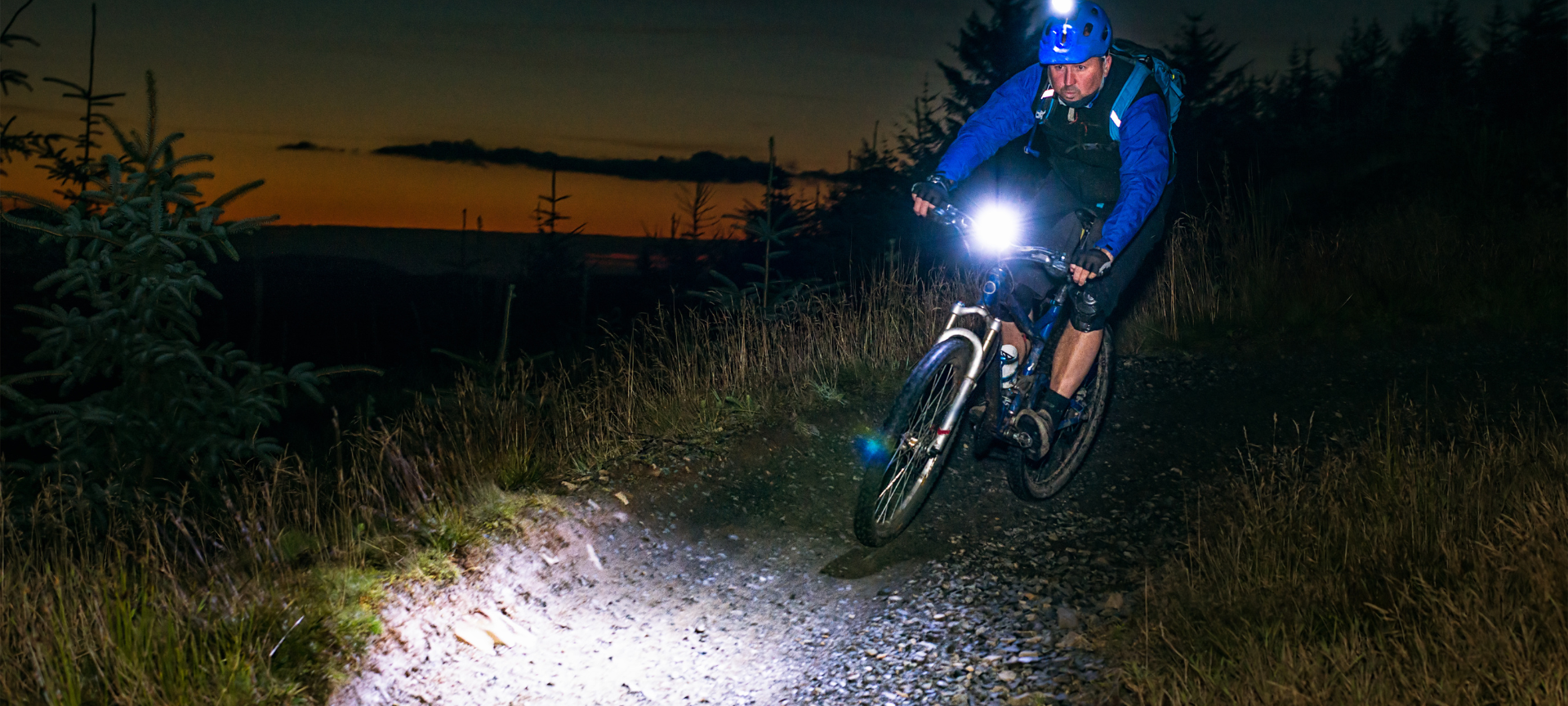 Ein Fahrradfahrer unterwegs im Dunkeln.