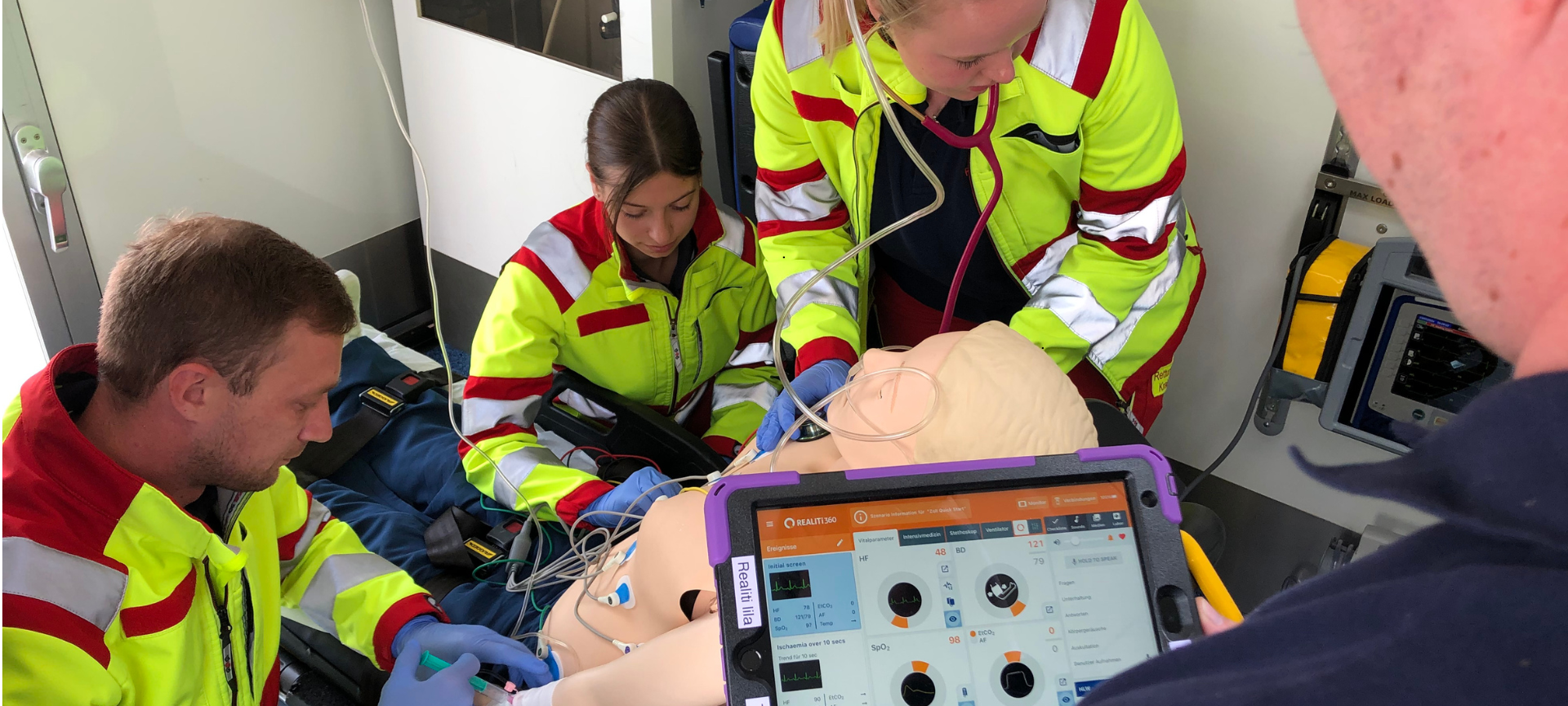 Herzinfarkt, Sturz oder schwere Verletzung - im Simulations-RTW können solche Notfälle realistisch nachgestellt werden